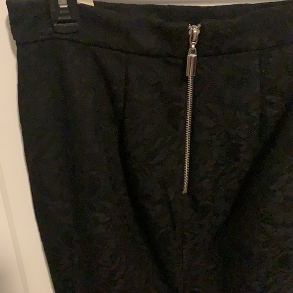 Black pencil skirt with rose pattern - Picture 4 of 5